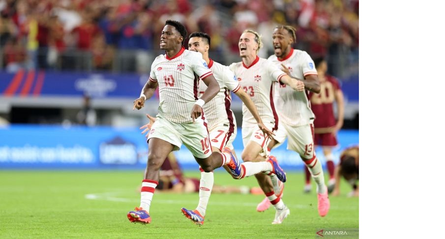Penyerang Kanada #10 Jonathan David merayakan kemenangan bersama rekan satu timnya setelah adu penalti pada pertandingan sepak bola perempat final turnamen Conmebol 2024 Copa America antara Venezuela