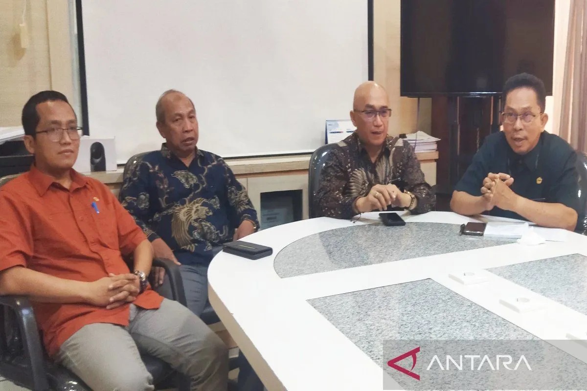 Wakil Rektor I Bidang Akademik ULM Iwan Aflanie (dua dari kanan) bersama para petinggi ULM memberikan penjelasan berkaitan dugaan pelanggaran integritas akademik oleh sejumlah dosen di Banjarmasin.