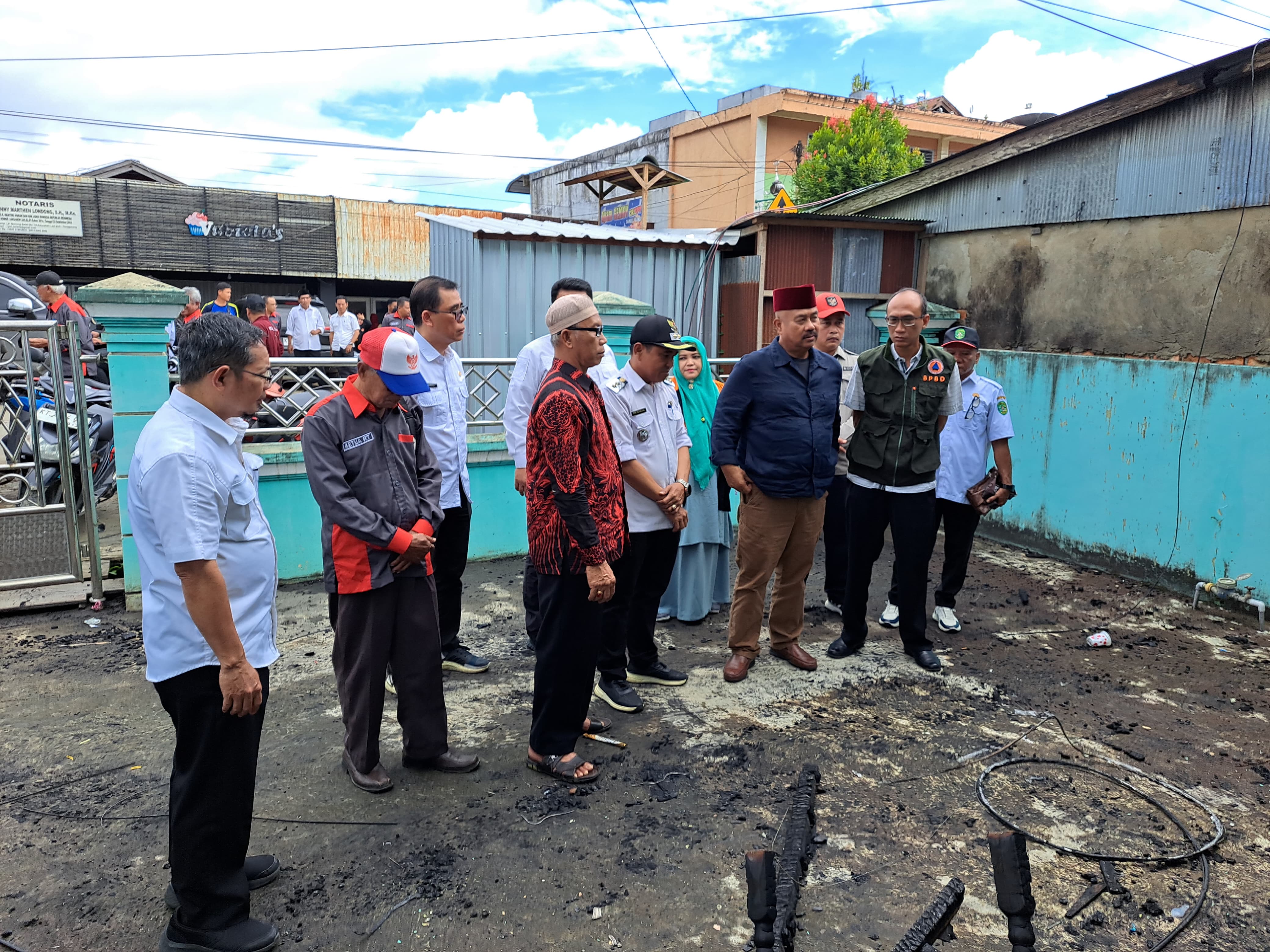 Bupati Kukar Edi Damansyah saat meninjau lokasi kebakaran di Jalan Gunung Belah, RT 44 Kelurahan Loa Ipuh, Tenggarong (Elmo/Prokal.co)