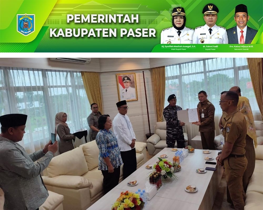 HIBAH LAHAN: Pemkab Paser menyerahkan SK hibah ke tiga instansi yaitu untuk Pos TNI AL, Pura, dan Kantor Nahdlatul Ulama, Senin (27/5).