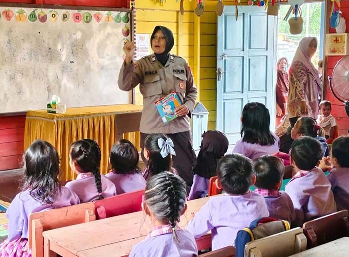 PEDULI ANAK-ANAK: Aiptu Fransisca Dhamayanti saat bercengkrama dengan anak anak sekolah.