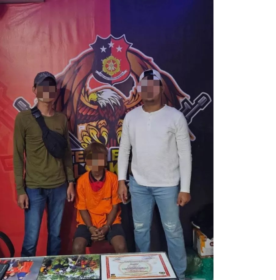 HILANG. GA diapit Unit Reskrim Polsekta Samarinda Kota. GA ditangkap setelah beberapa kali menggauli rekannya. (ist)