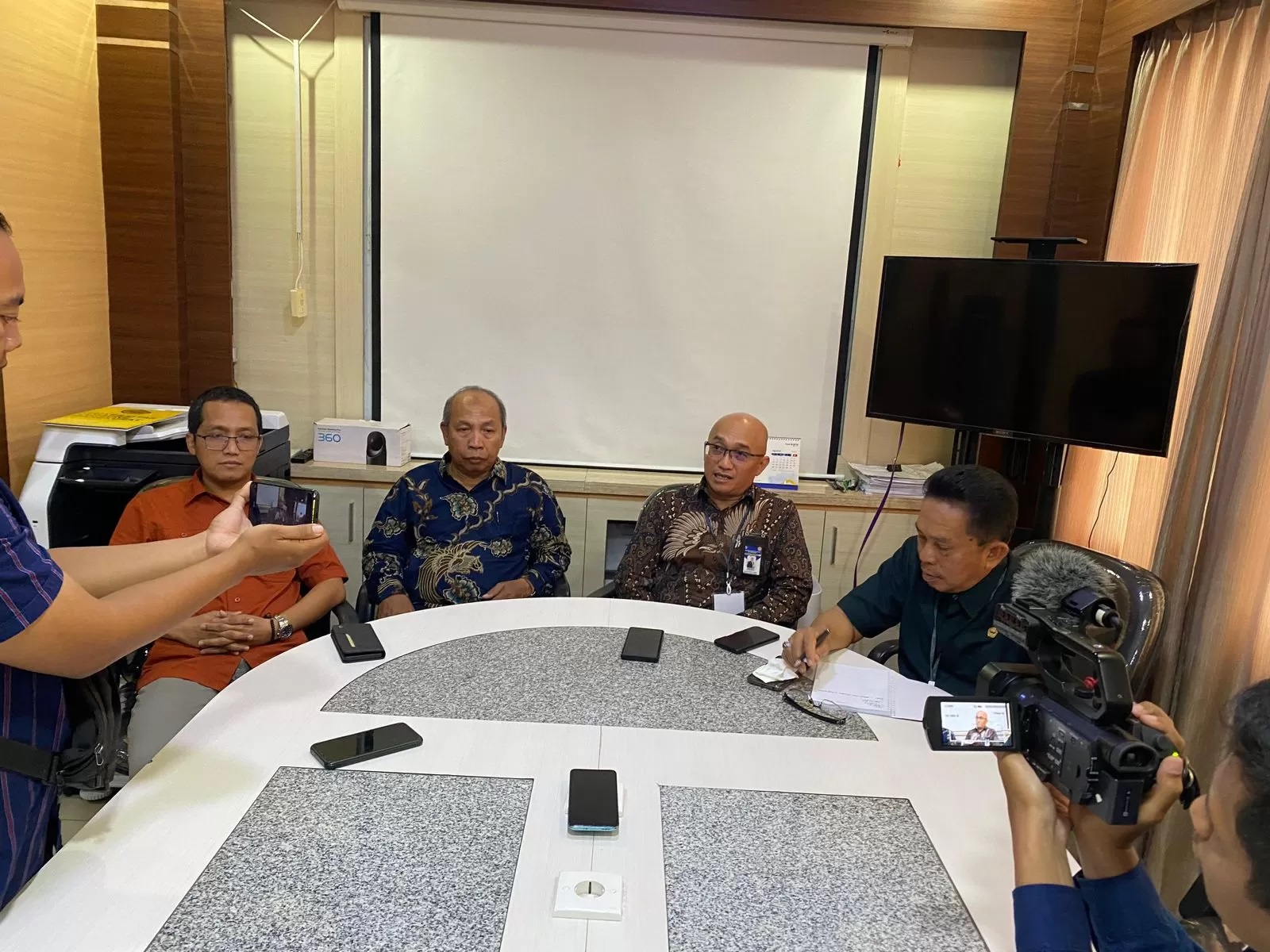 DISOROT:Rektorat ULM menggelar jumpa pers di ruang kerja Rektor ULM Banjarmasin, Senin (8/7/2024) terkait dugaan pelanggaran integritas akademik belasan guru besar FH ULM.(Foto:Muhammad Oscar Fraby/Ra