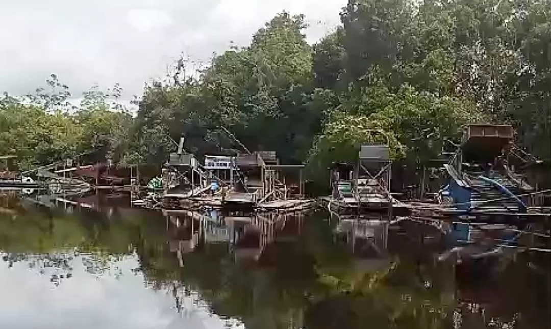 ALAT PENAMBANGAN: Sejumlah alat penambangan emas terlihat memenuhi badan sungai. (ISTIMEWA)