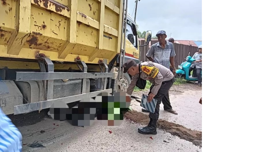KEHILANGAN NYAWA. Petugas bersama warga memeriksa kondisi 2 korban yang diduga tewas di TKP, setelah motor Honda Vario berplat merah menabrak dump truk di jalan raya Tenggarong Seberang