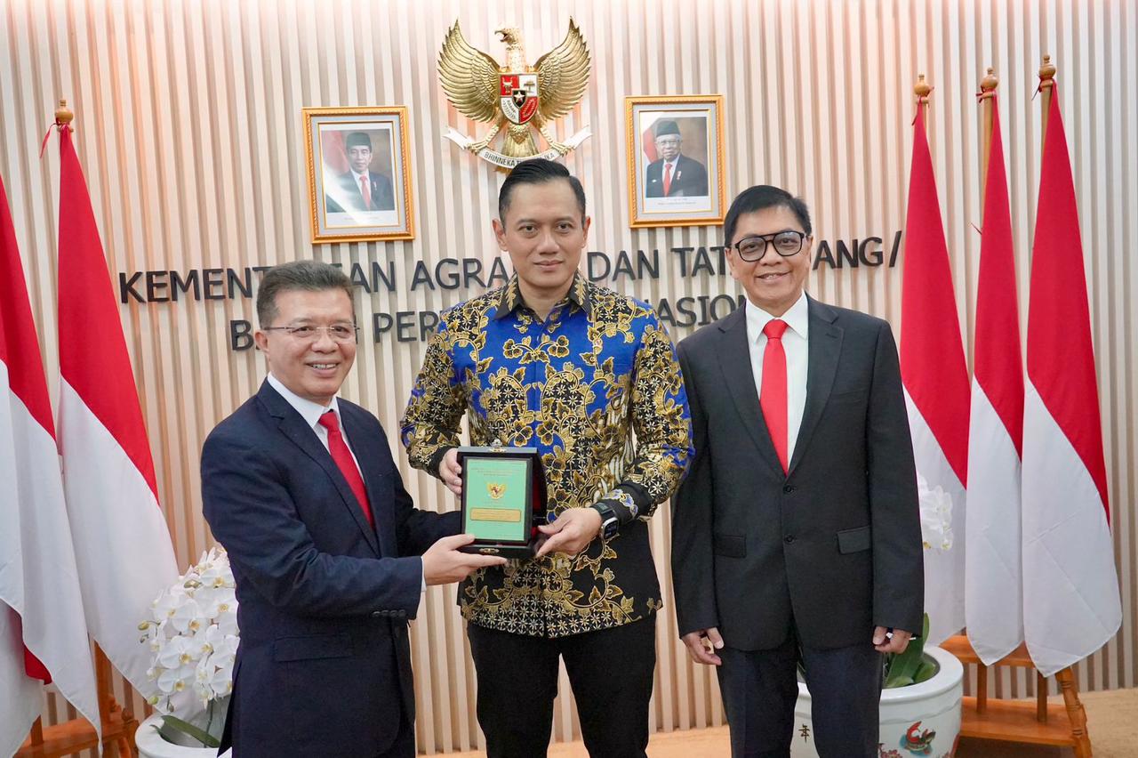 Menteri AHY saat menerima penghargaan.