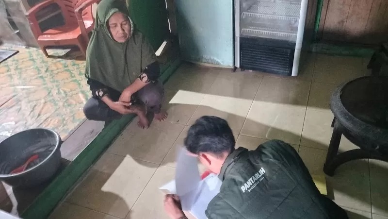 COKLIT: Petugas Pantarlih saat melakukan proses pencocokan dan penelitian data pemilih.