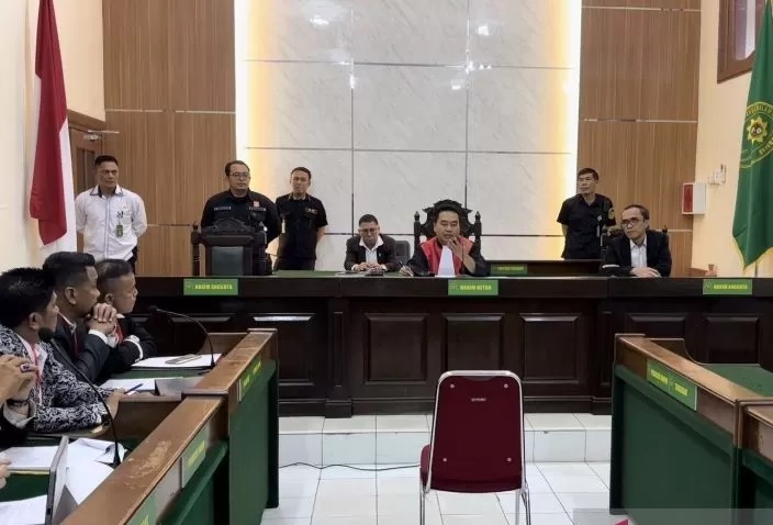 Hakim tunggal Eman Sulaeman memimpin sidang praperadilan Pegi Setiawan, tersangka utama kasus pembunuhan Vina Cirebon, di Pengadilan Negeri Bandung, Senin (24/6). (Rubby Jovan/Antara)