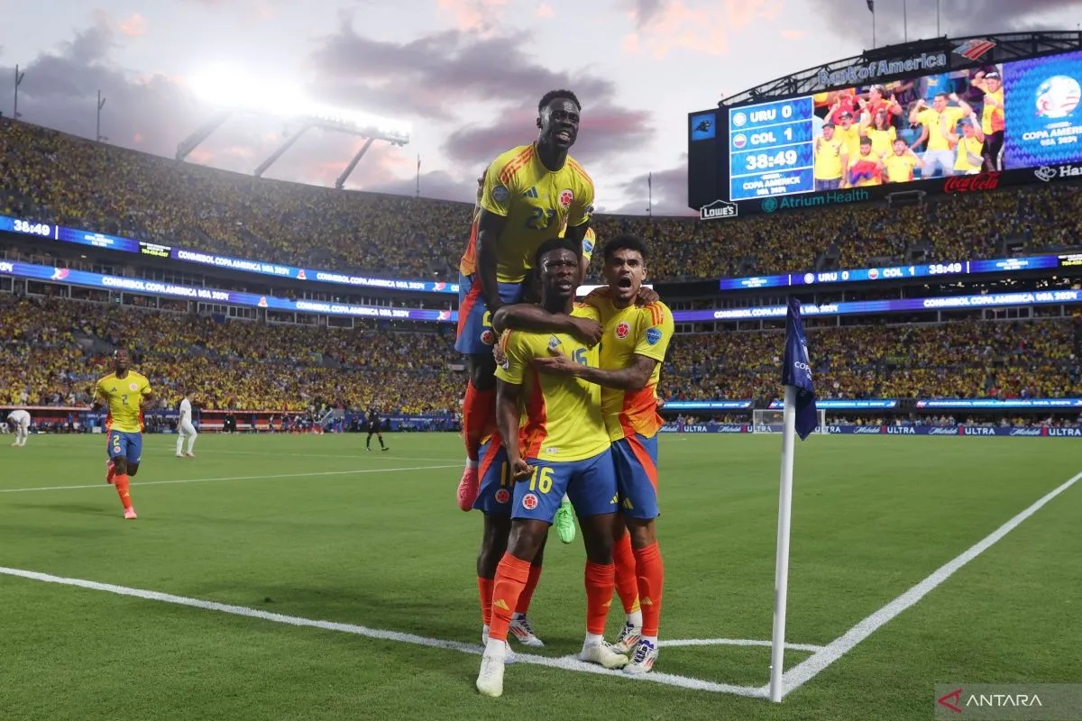 Jefferson Lerma dari Kolombia merayakan bersama rekan satu timnya setelah mencetak gol pertama tim pada pertandingan semifinal CONMEBOL Copa America 2024 antara Uruguay dan Kolombia.