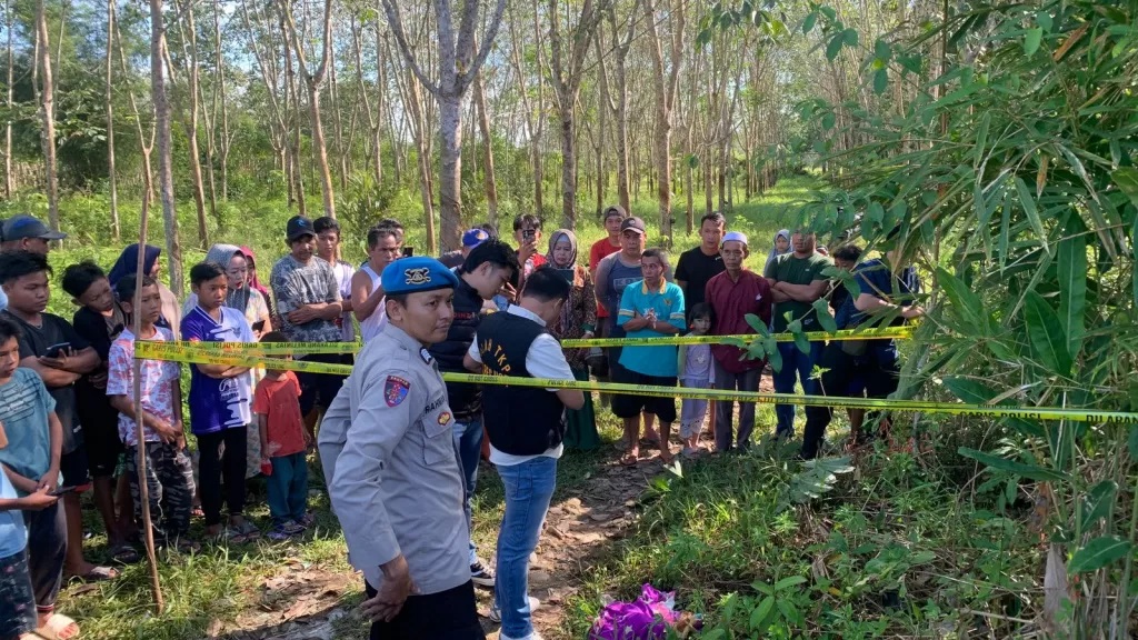 MOTIF: Penyidik Polres HST saat mendatangi tempat pertama kali penemuan mayat bayi di Limpasu. (Foto: Polres HST untuk Radar Banjarmasin)