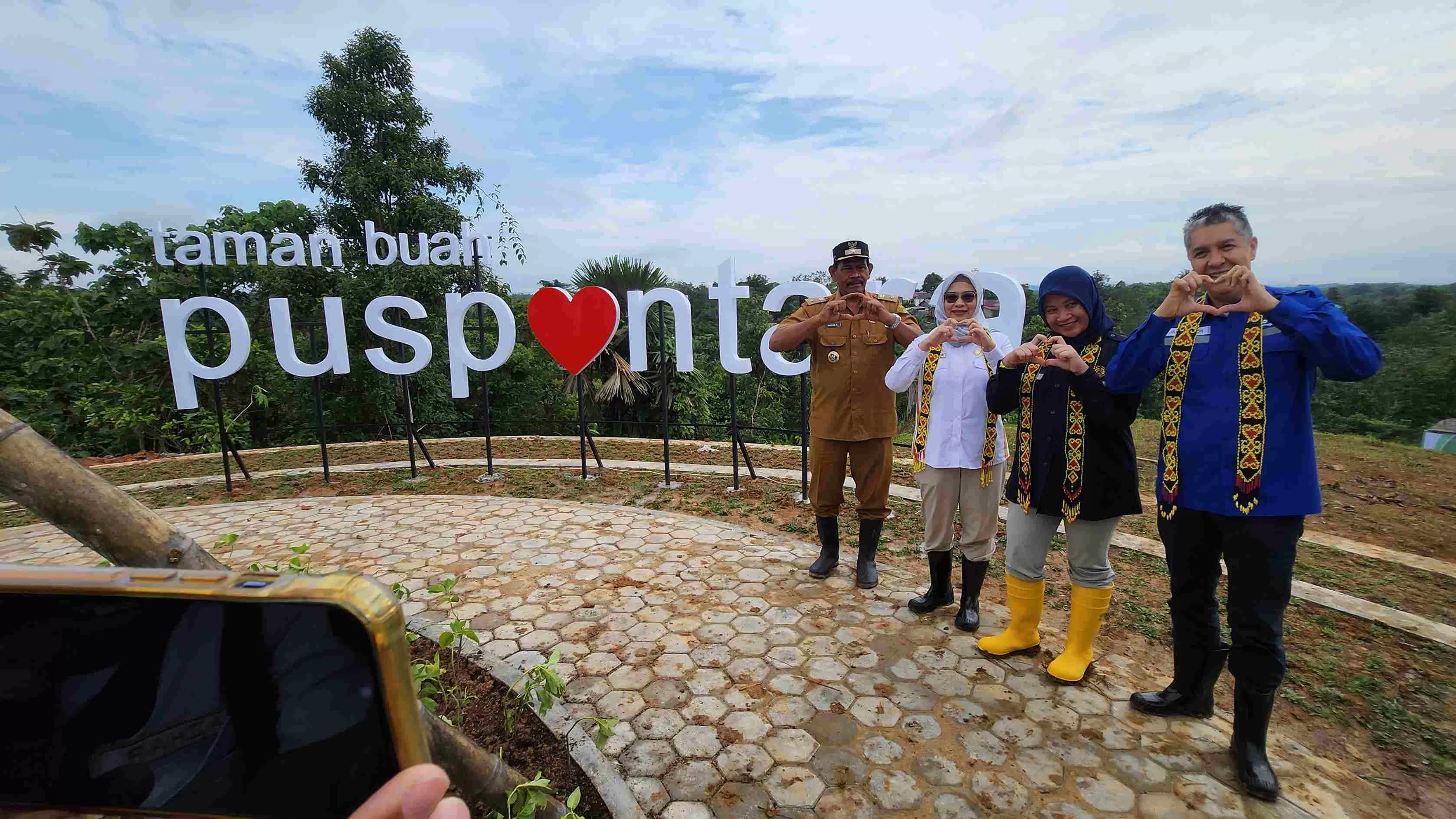 KOLABORASI: Pembangunan ruang hijau Taman Buah Puspantara IKN tanam 1.000 bibit pohon oleh SKK Migas, ENI dan OIKN. (Foto: Ulil/KP)
