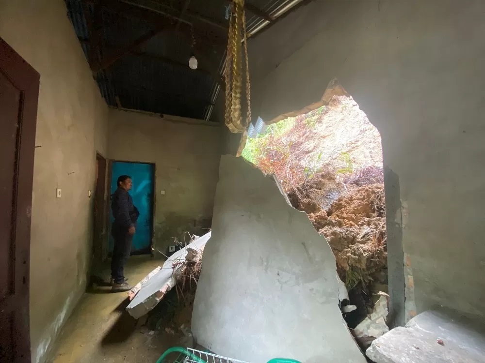 PATUT WASPADA: Dinding dapur salah satu rumah warga di RT 15 Kelurahan Karang Anyar, Tarakan Barat jebol akibat tanah longsor, Senin 27 Mei 2024. FOTO: RADAR TARAKAN