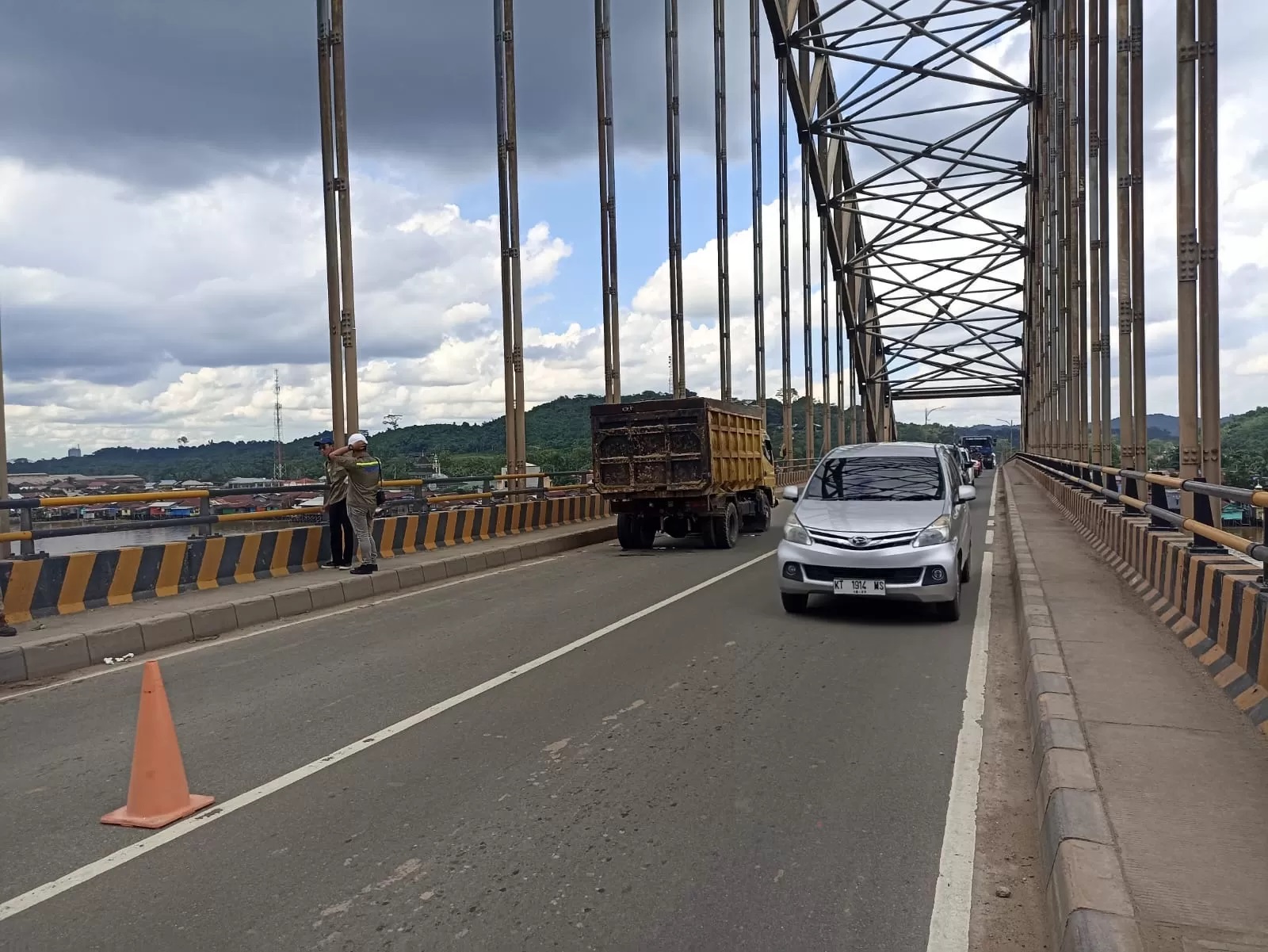 KEWENANGAN: Jembatan Mahulu di kecamatan Loa Janan Ilir masih memiliki banyak kekurangan salah satunya sensor pemantauan kondisi kelayakan operasional. (FOTO: DENNY SAPUTRA/KP)