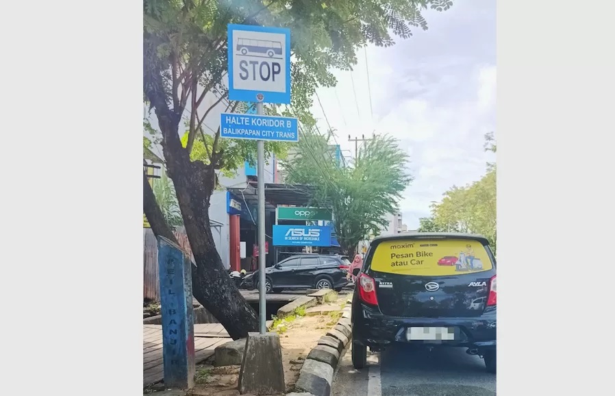 TERHALANG: Hari ketiga operasional Balikpapan City Trans, masih ditemui parkir di dekat halte. (Syahrul/KP).