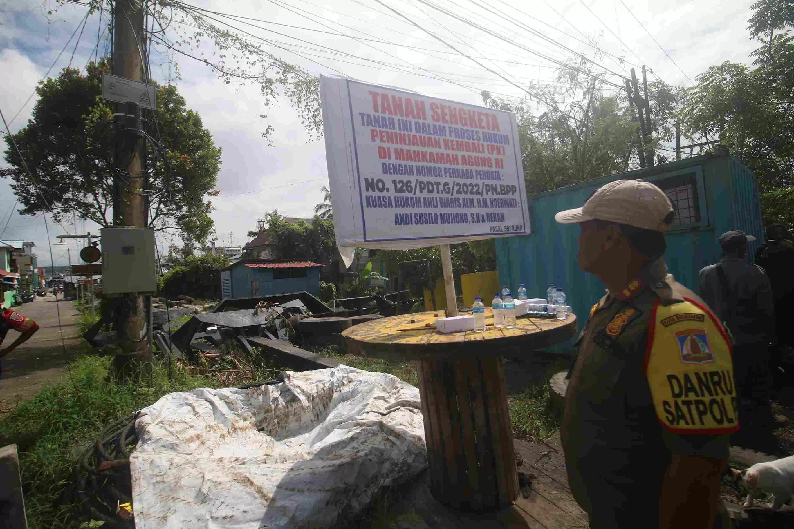 BAKAL DIKOSONGKAN: Lahan untuk pembangunan RS Sayang Ibu usai dilaksanakan eksekusi oleh PN Balikpapan. (Foto: Anggi Praditha/KP)