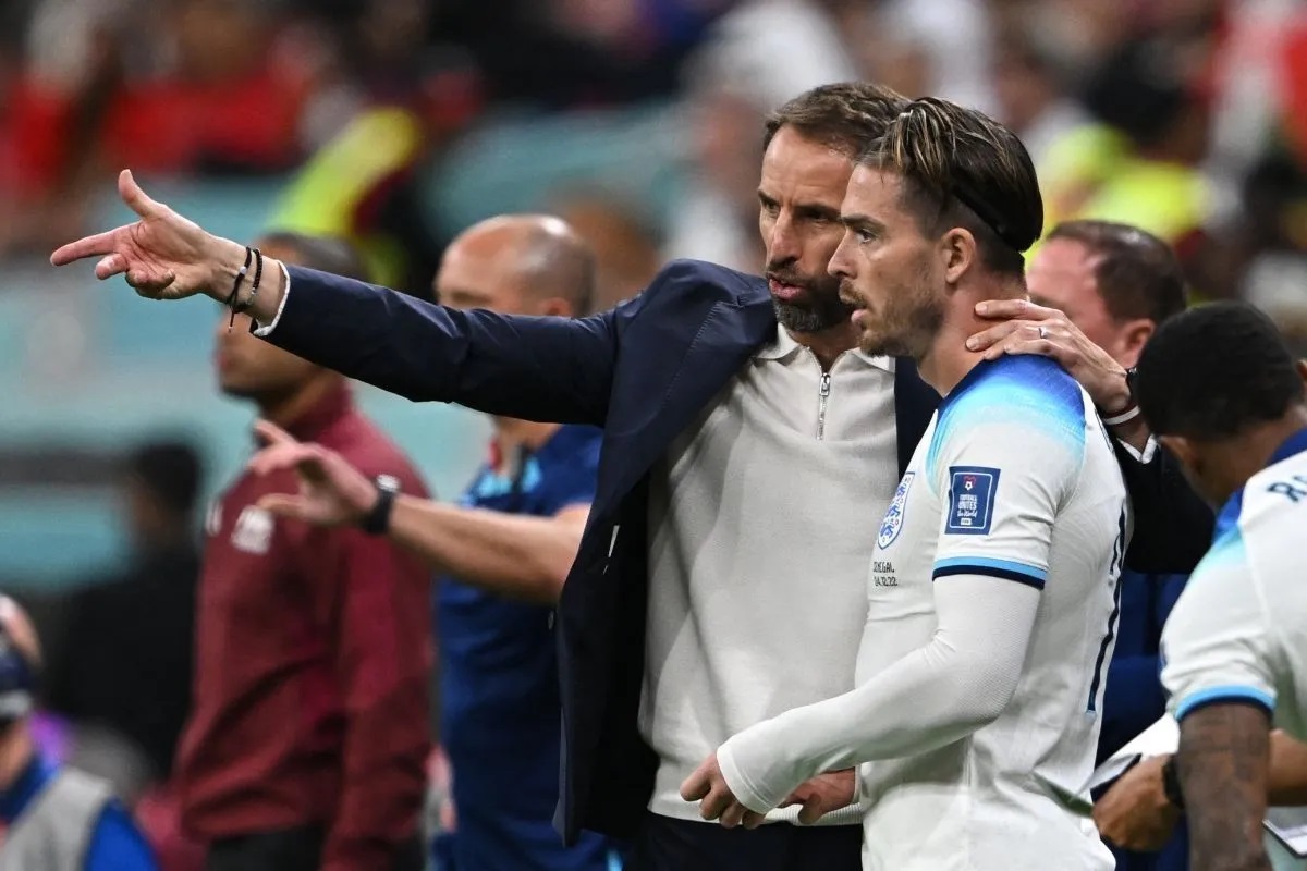 Pelatih Inggris Gareth Southgate bersama Jack Grealish yang tidak diikutsertakan untuk Euro 2024. (ANTARA/AFP/PAUL ELLIS)