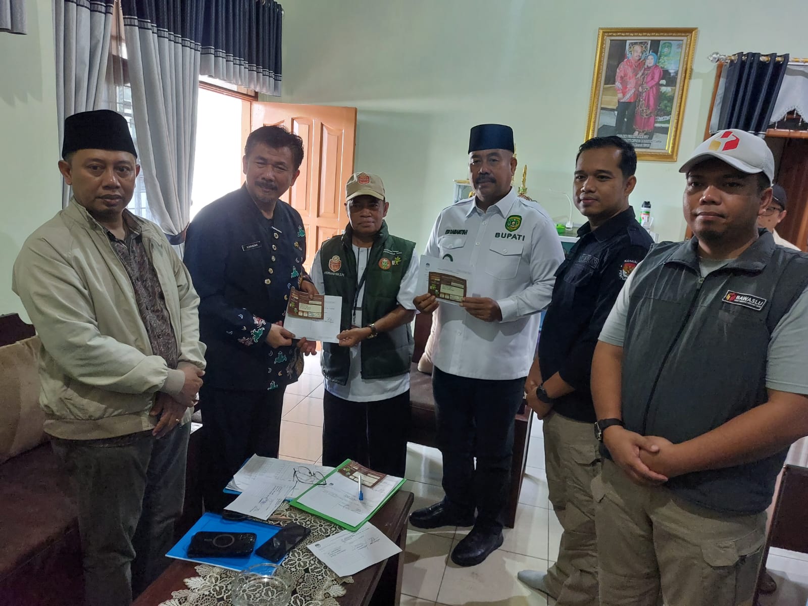 Bupati Kukar Edi Damansyah menyambut kedatangan Pantarlih untuk tahapan coklit Pilkada 2024 di kediaman pribadinya (Elmo/Prokal.co)