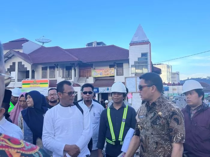 TINJAUAN. Wali Kota Andi Harun melakukan peninjauan kegiatan yang berjalan di Citra Niaga. (MELI/SAPOS)