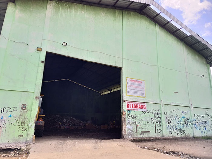 DEPO: Depo sampah di Jalan Cristopel Mihing yang berada berdekatan dengan SMPN 3 Sampit, Rabu (10/7/2024). (HENY/RADAR SAMPIT)