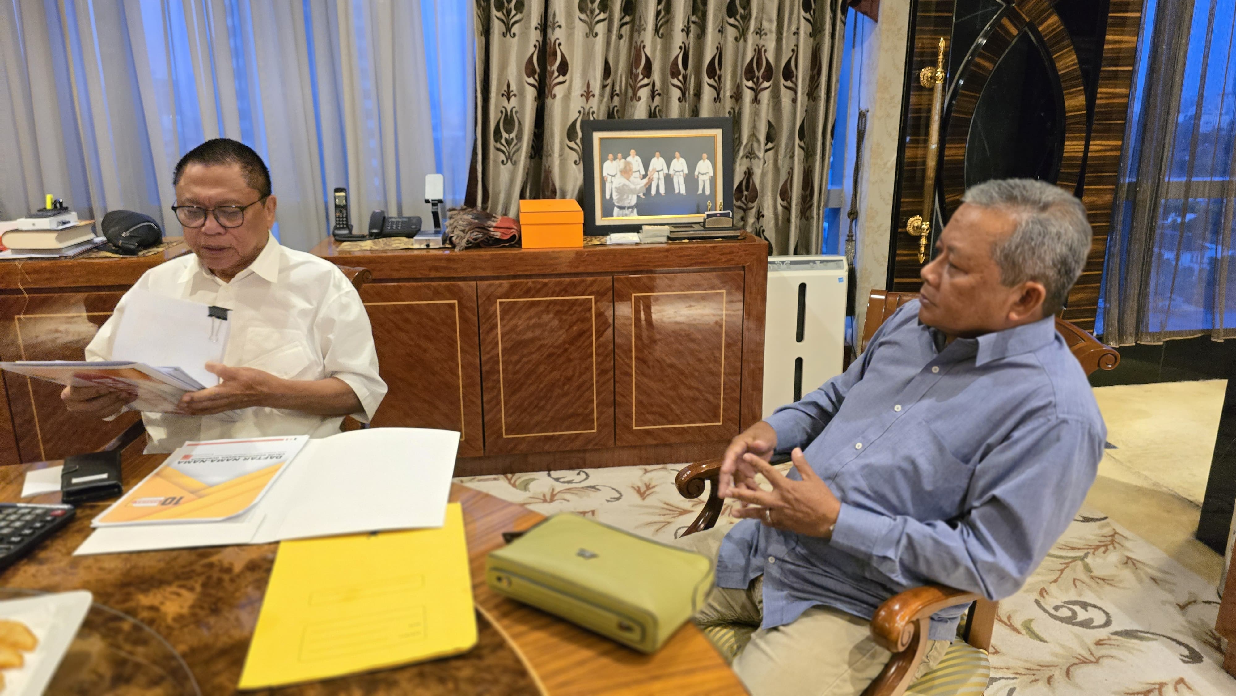 DIPANGGIL: Ketua Umum DPP Partai Hanura, Oesman Sapta Odang (OSO), (kiri) bersama bakal calon (balon) bupati Agus Wahyud (AW), Kamis (11/7/2024).