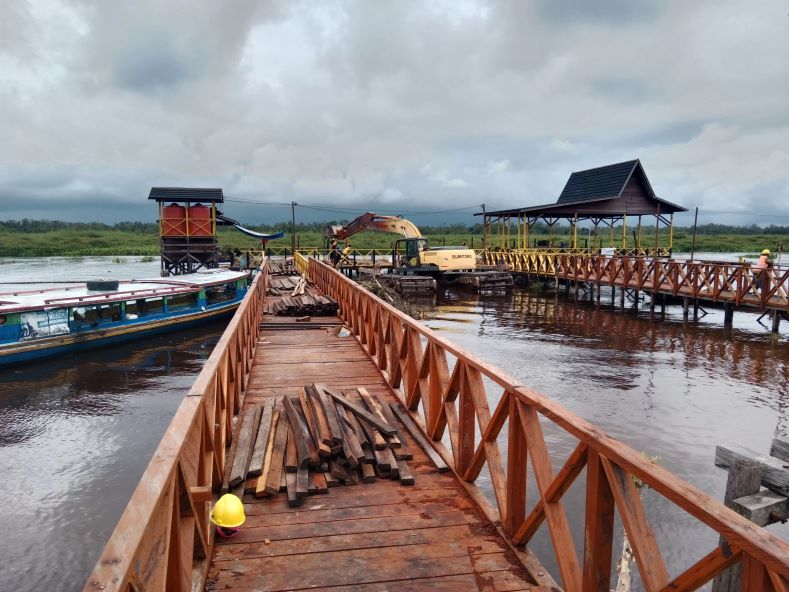 WISATA: Pengerjaan arena balapan kerbau rawa di Desa Bararawa Kecamatan Paminggir, Kabupaten Hulu Sungai Utara. (Foto: M.Akbar/Radar Banjarmasin)