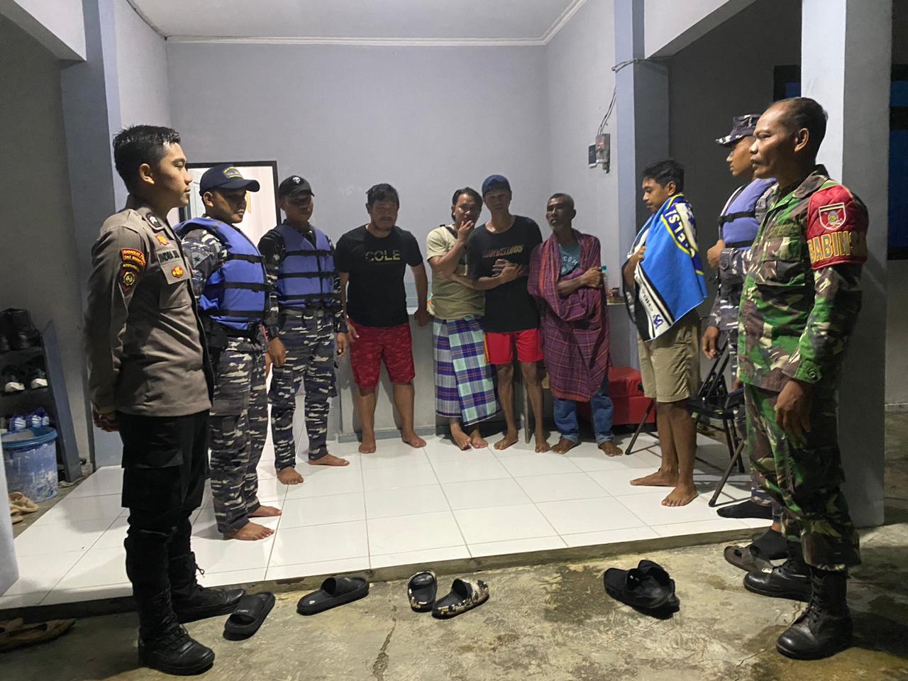 SELAMAT: Para pemancing yang berhasil dievakusi dan dibawa ke pos TNI AL, Kamis (11/7/2024).