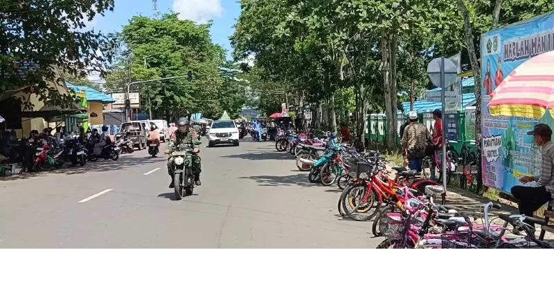 MENCARI REZEKI: Pedagang sepeda bekas berbagai jenis di Jalan Empu Jatmika, buka setiap Kamis dan Minggu dalam sepekan. (Foto: M.Akbar/Radar Banjarmasin)