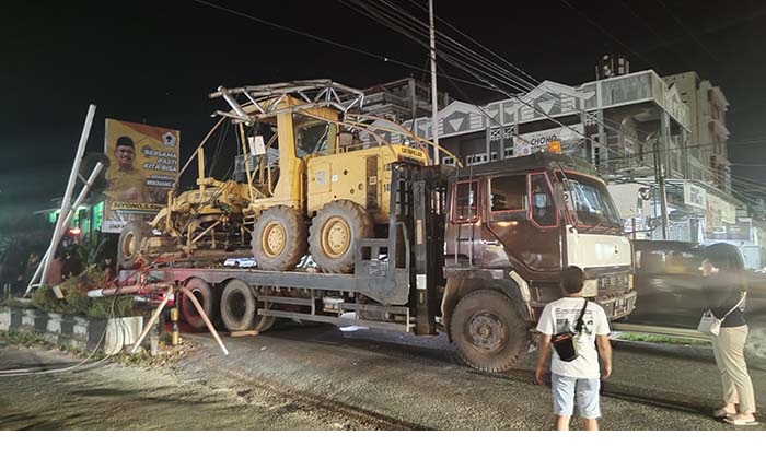 RUSAK FASILITAS PUBLIK: Truk bermuatan alat berat menghantam traffic light di Jalan HM Arsyad, Sampit, Jumat (12/7/2024) malam. (FAHRY/RADAR SAMPIT)