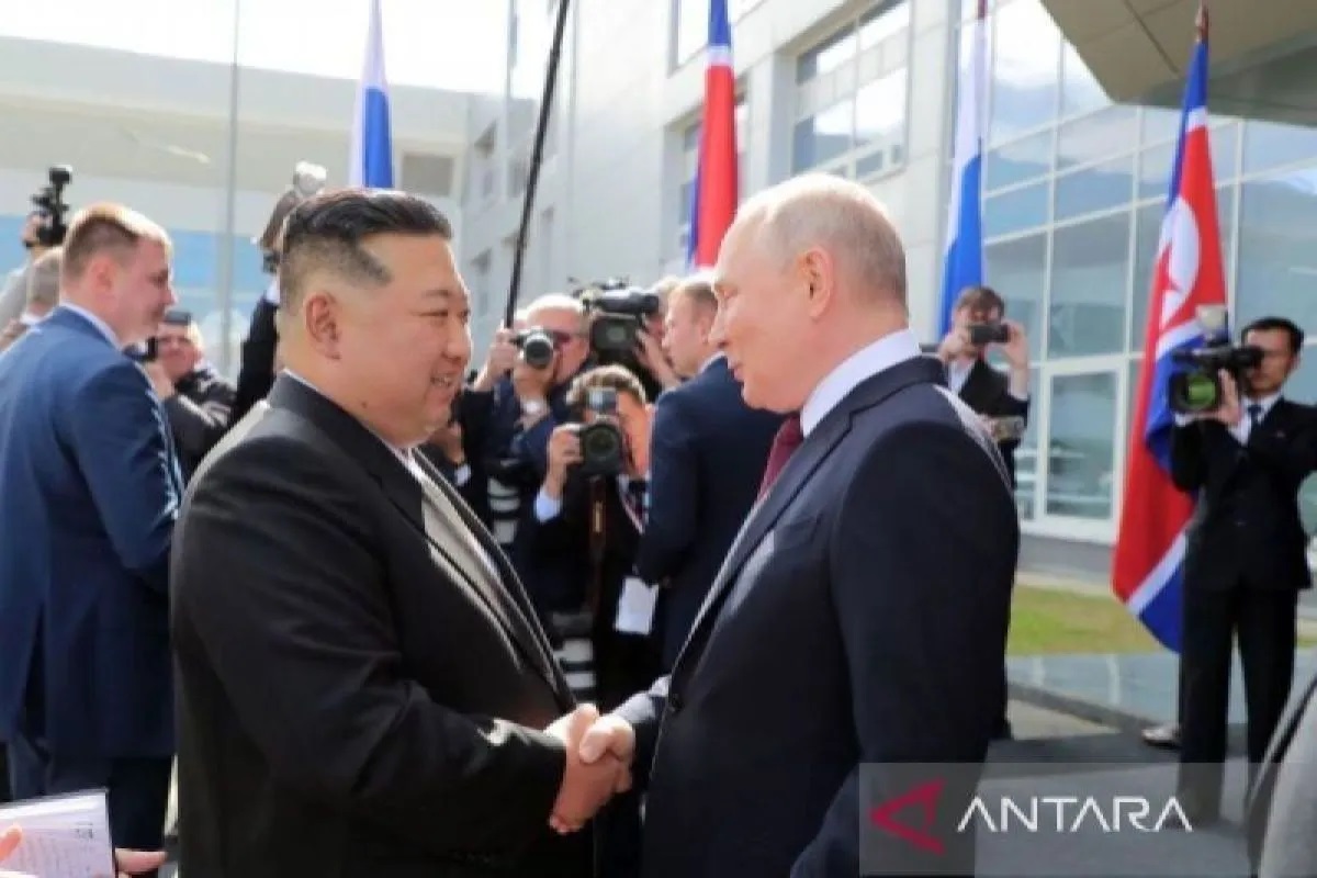 Pemimpin Korea Utara Kim Jong Un (kiri) berjabatan tangan dengan Presiden Rusia Vladimir Putin (kanan) saat kedua pemimpin negara melakukan pertemuan historis di Kosmodrom Vostochny di Oblast Amur.