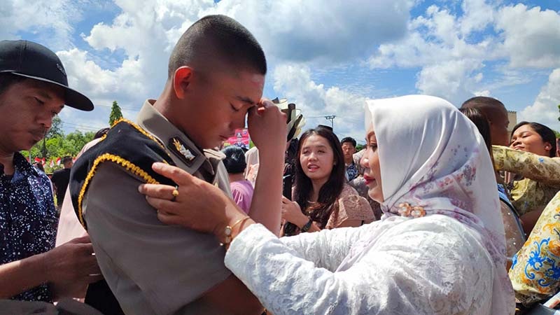 POLISI BARU : Pelantikan SEBA SPN Tjilik Riwut, Polda Kalteng diwarnai isak tangis dan tawa bahagia, Kamis (11/7/2024). DODI/RADAR PALANGKA