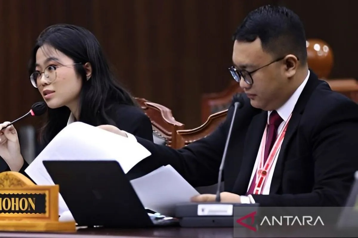 Mahasiswa Fakultas Hukum Universitas Indonesia Sandy Yudha Pratama Hulu (kanan) dan Stefanie Gloria (kiri) saat sidang pemeriksaan pendahuluan di Ruang Sidang Pleno Mahkamah Konstitusi (MK).
