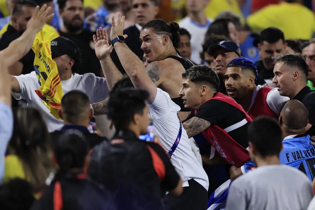 Striker timnas Uruguay dan Liverpool Darwin Nunez (tengah) dalam insiden keributan dengan fans Kolombia setelah laga semifinal Copa Amerika 2024 di Charlotte, North Carolina. ANTARA/AFP/BUDA MENDES.