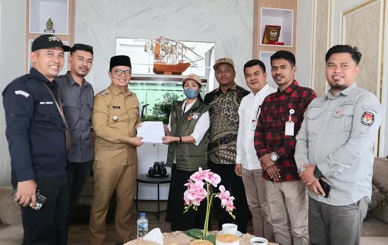 JELANG PILKADA: Pantarlih ketika melaksanakan tugasnya di kediaman rumah jabatan Bupati Tana Tidung Ibrahim Ali pada 24 Juni lalu.