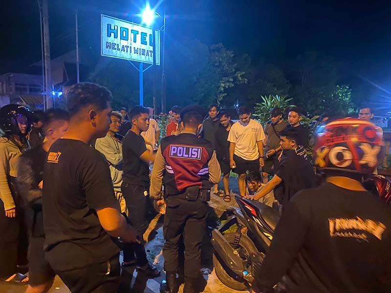 DIAMANKAN: Suasana Jalan RTA Milono saat warga memergoki aksi pencurian yang dilakukan seorang pemuda, Jumat (12/7/2024) dini hari. (Istimewa)