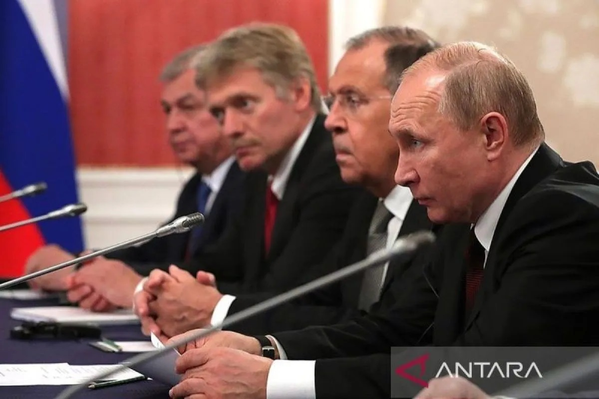 Arsip - Juru bicara Kremlin Dimtry Peskov (dua kiri) bersama Menteri Luar Negeri Rusia Sergey Lavrov (dua kanan) dan Presiden Vladimir Putin (kanan), (28/6/2019). (ANTARA/HO-Arsip Kremlin/aa)