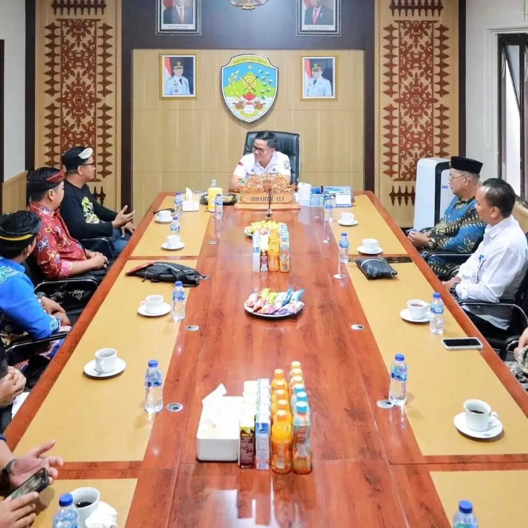 AUDIENSI: Bupati Tana Tidung Ibrahim Ali terima kunjungan silaturahmi Yayasan Sejarah dan Budaya Kaltara.
