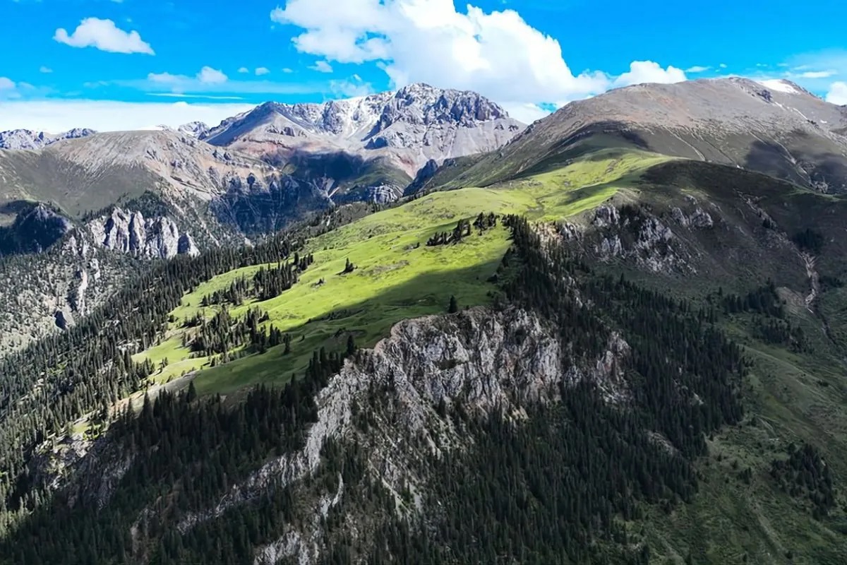 Arsip foto - Foto udara yang diambil pada 18 Juni 2023 ini menunjukkan pemandangan kawasan Sanjiangyuan di Prefektur Otonomi Tibet Yushu, Provinsi Qinghai, China barat laut. ANTARA/Xinhua/Zhang Long.