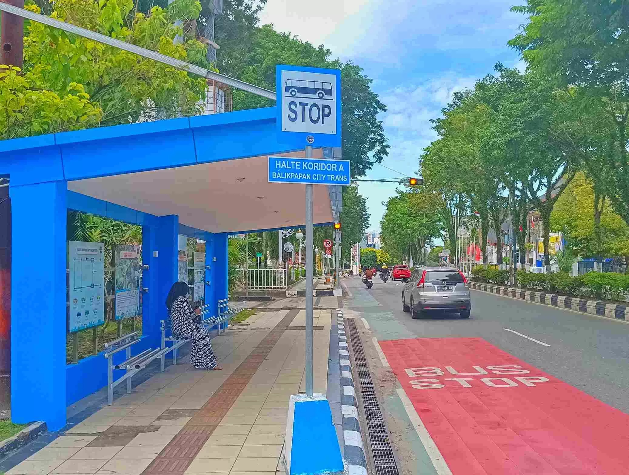 MARKA: Karpet merah khusus bus stop di kawasan Balikpapan Kota. (SYAHRUL/KP).