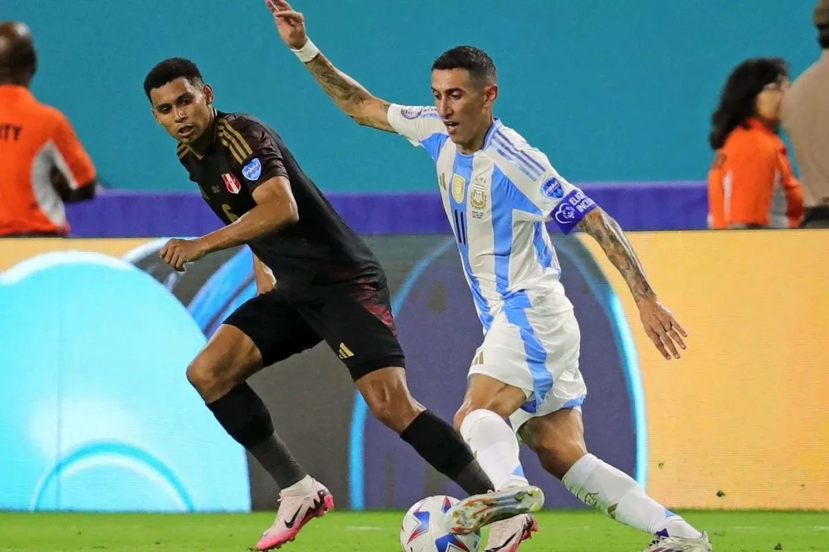 Gelandang Argentina Angel Di Maria (kanan) berusaha untuk melewati bek Peru German Pezzella pada pertandingan Grup A Copa America 2024 di Stadion Hard Rock, Miami, Florida, Minggu (30/6/2024).