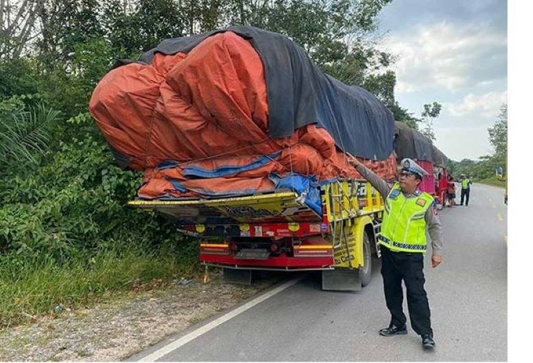 PATROLI: Anggota Sat Lantas polres Lamandau memberikan teguran kepada pengendara dengan muatan over kapasitas  atau over dimension over loading (ODOL).
