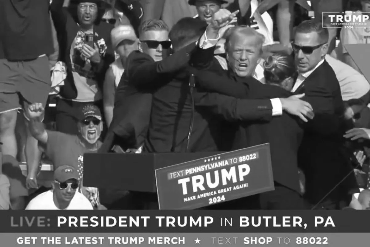 Tangkapan layar menampilkan Donald Trump dilindungi petugas pengamanan usai insiden penembakan ketika berpidato di Pennsylvania pada Sabtu (14/7/2024). (Antara/Youtube/@GOP/B019)