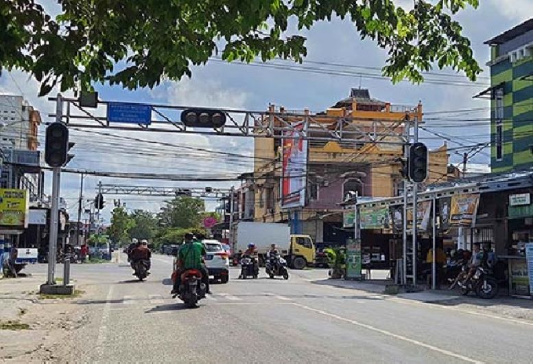 TAK BERFUNGSI : Traffic light di Jalan HM Arsyad - Pelita yang tak berfungsi usai insiden kendaraan angkutan alat berat yang tak sengaja tersangkut di tiang bando traffic light.