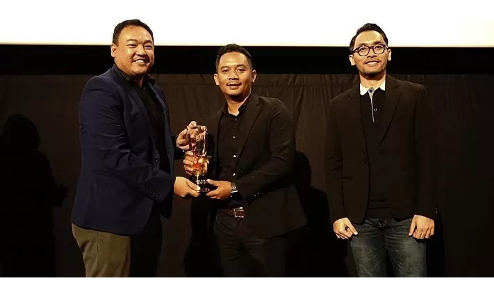 BUAH KERJA KERAS: Head Media Officer Borneo FC Brilian Sanjaya menerima piala penghargaan sebagai Best Medsos 2024. (ist)