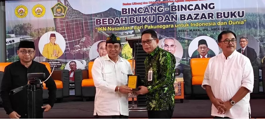 ATURAN TERCEPAT: Alimuddin (batik) menceritakan Perpres Nomor 75 Tahun 2024 tentang Percepatan Pembangunan IKN pada diskusi di Universitas Balikpapan, Jumat (12/7) lalu. (RIKIP/KP)