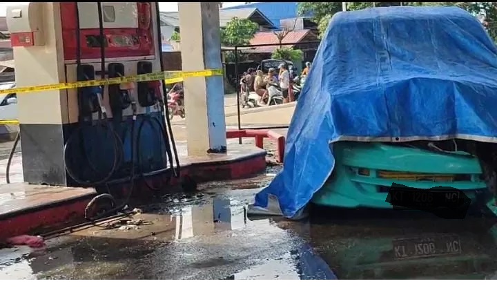 MOBIL TERBAKAR: Mobil Avanza warna biru terbakar di SPBU Jalan Gerbang Dayaku, Kelurahan Loa Janan Ulu, Minggu (14/7) sekitar pukul 15.00 Wita.(FOTO: IST)