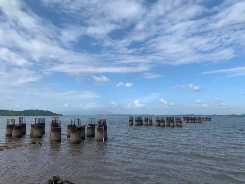 SISA PEKERJAAN: Bekas pekerjaan di area Jembatan Pulau Kalimantan-Pulau Laut, Batulicin, Tanah Bumbu, masih terlihat pada Kamis (11/7) siang. (FOTO: ZULQARNAIN/RADAR&nbsp;BANJARMASIN)