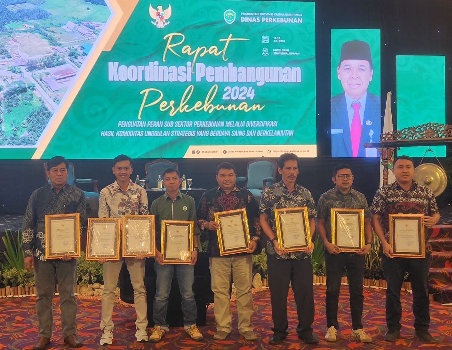PRESTASI: Lima perusahaan dari grup Astra Agro Lestari di Kaltim menerima penghargaan dari Dinas Perkebunan Kaltim.