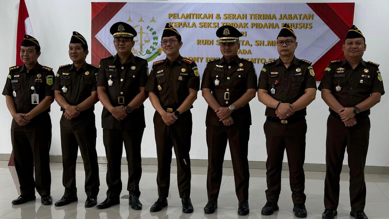Rudy Susanta (tiga kiri) bakal bertugas di Kejati Kaltim sebagai Kasi Penuntutan Bidang Pidana Khusus. Posisinya digantikan Dony Dwi Wijayanto (lima kiri).  (Foto : Istimewa)