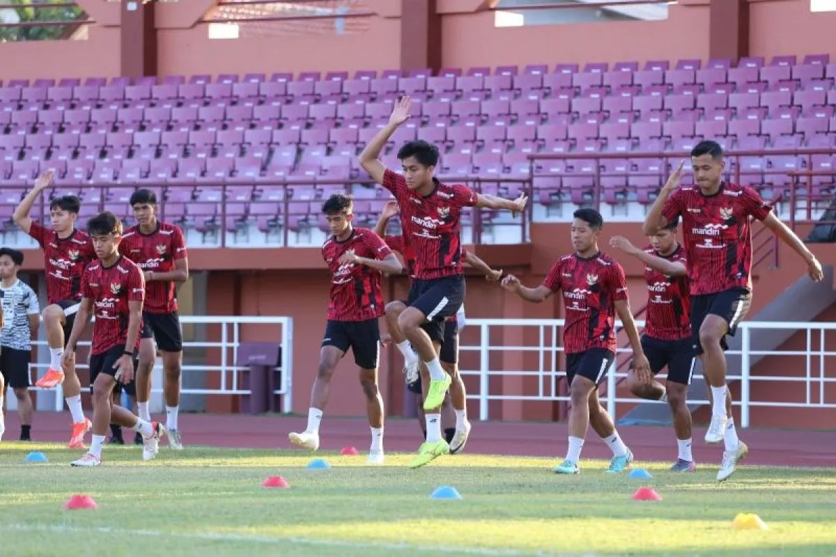 Sejumlah pemain Timnas Indonesia U-19 menjalani official training ASEAN U-19 Boys Championship di Lapangan Thor Surabaya, Selasa (16/7/2024). ANTARA/Moch Asim