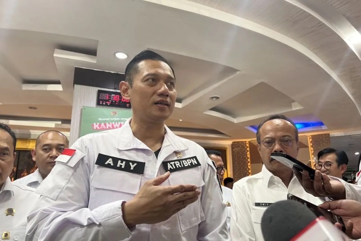 Menteri Agraria dan Tata Ruang/Kepala Badan Pertanahan Nasional Agus Harimurti Yudhoyono memberi keterangan di Kantor Wilayah BPN Provinsi Jawa Tengah, Semarang, Jawa Tengah, Senin (15/7/2024). ANTARA